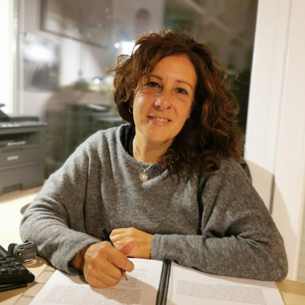 Máriam en su consulta de psicología en Gijón